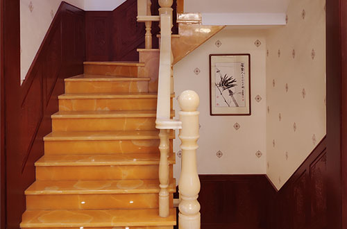 鱼峰中式别墅室内汉白玉石楼梯的定制安装装饰效果